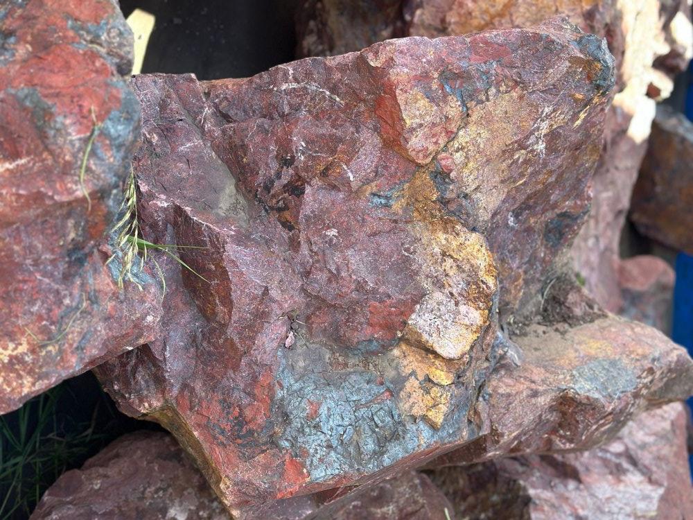 Камни для ландшафтного дизайна красно-фиолетовые 10-60 килограмм купить в Краснодарском крае