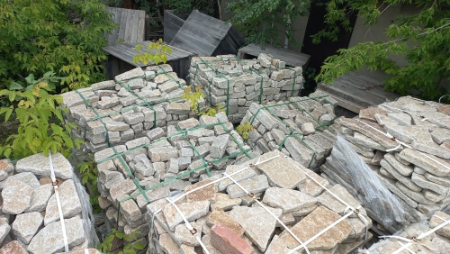 Гранитный плитняк галтованный для мощения купить в Краснодарском крае