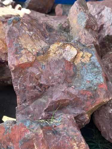 Камни для ландшафтного дизайна красно-фиолетовые 10-60 килограмм купить в Краснодарском крае