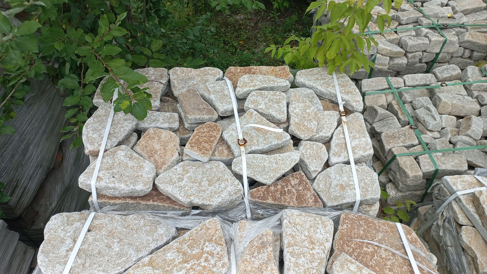 Плитняк галтованный гранитный для ландшафтного дизайна купить в Краснодарском крае