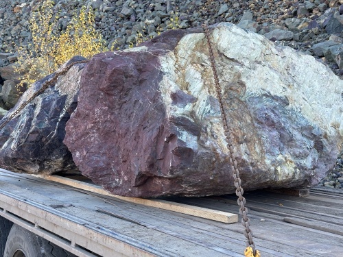 Огромные красно-фиолетовые валуны для ландшафтного дизайна весом более 5 тонн купить в Краснодарском крае