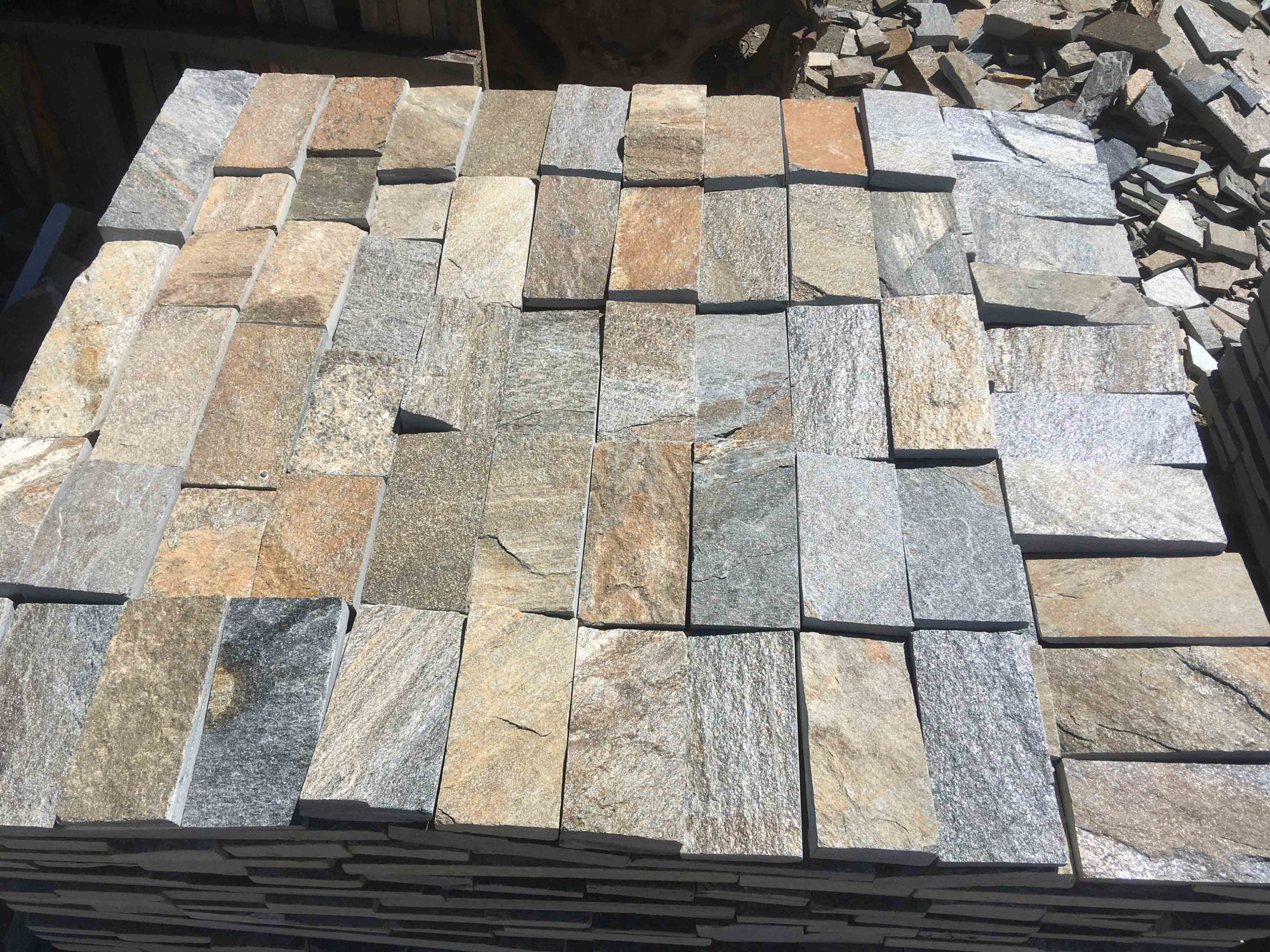 Плитка пилёная златолит Уральский для цоколя, отмостки купить в Краснодарском крае