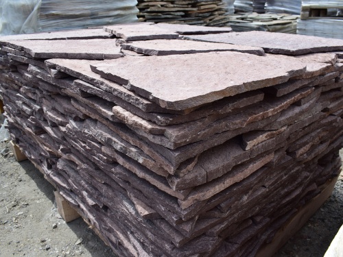 Плитняк лемезит бордовый для облицовки цоколя 20-25 мм  купить в Краснодарском крае