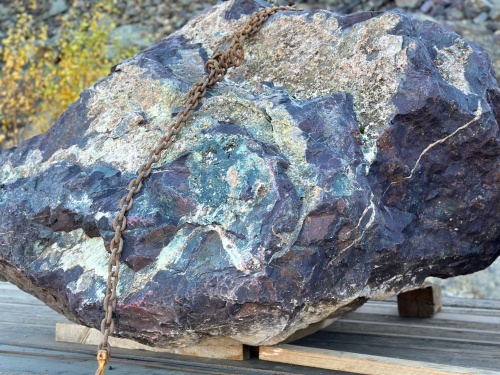 Огромные красно-фиолетовые валуны для ландшафтного дизайна весом более 5 тонн купить в Краснодарском крае