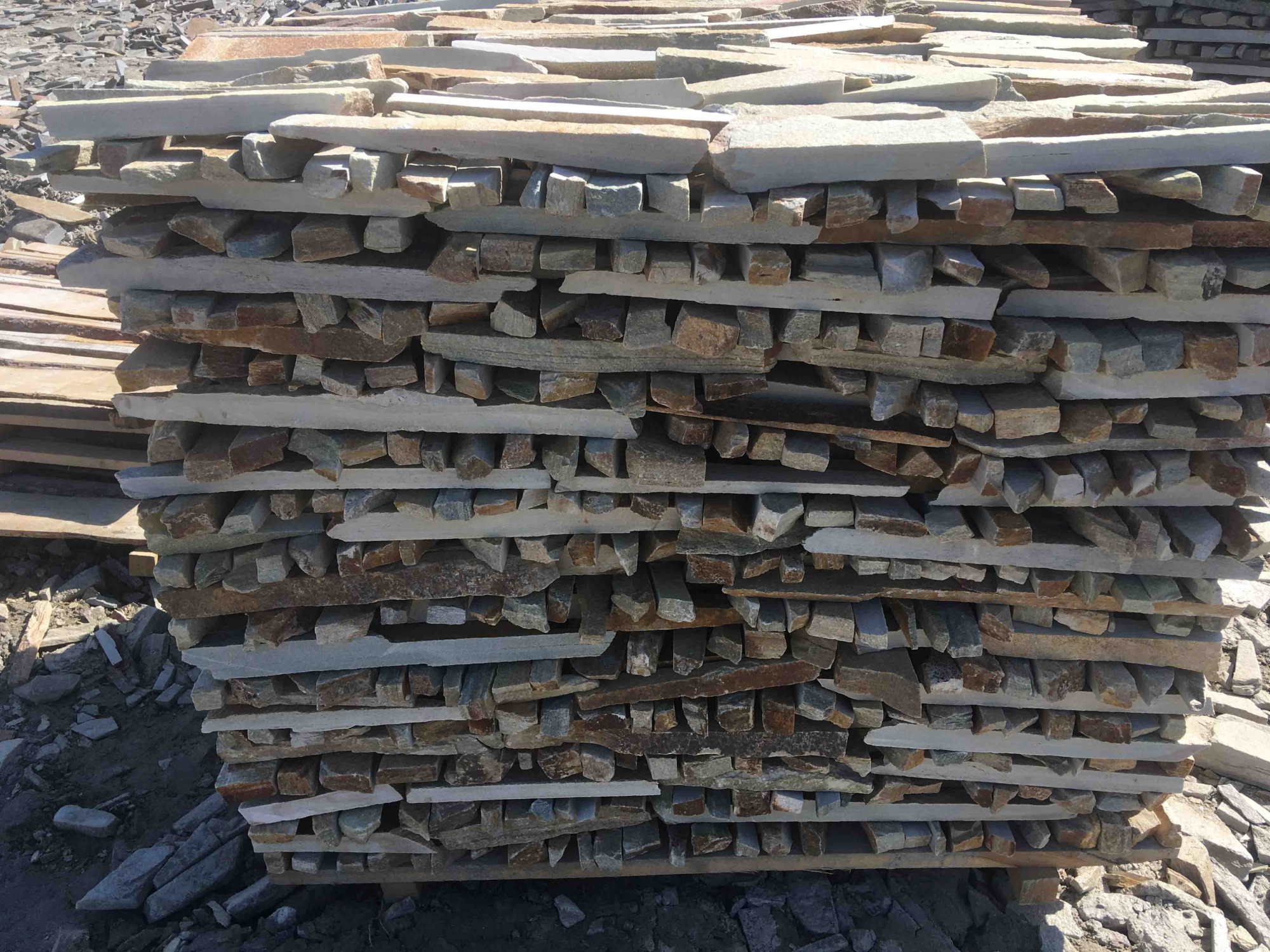 Горбушка златолит золотистый для облицовки купить в Краснодарском крае