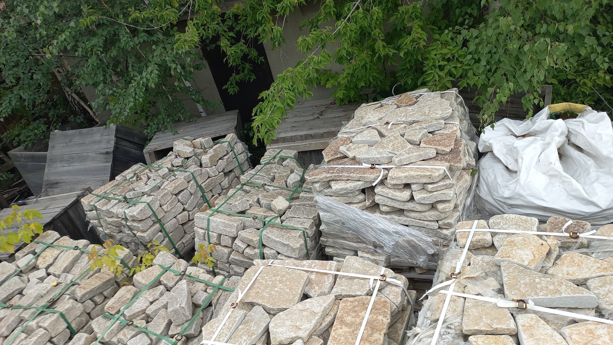 Плитняк гранитный галтованный купить в Краснодарском крае