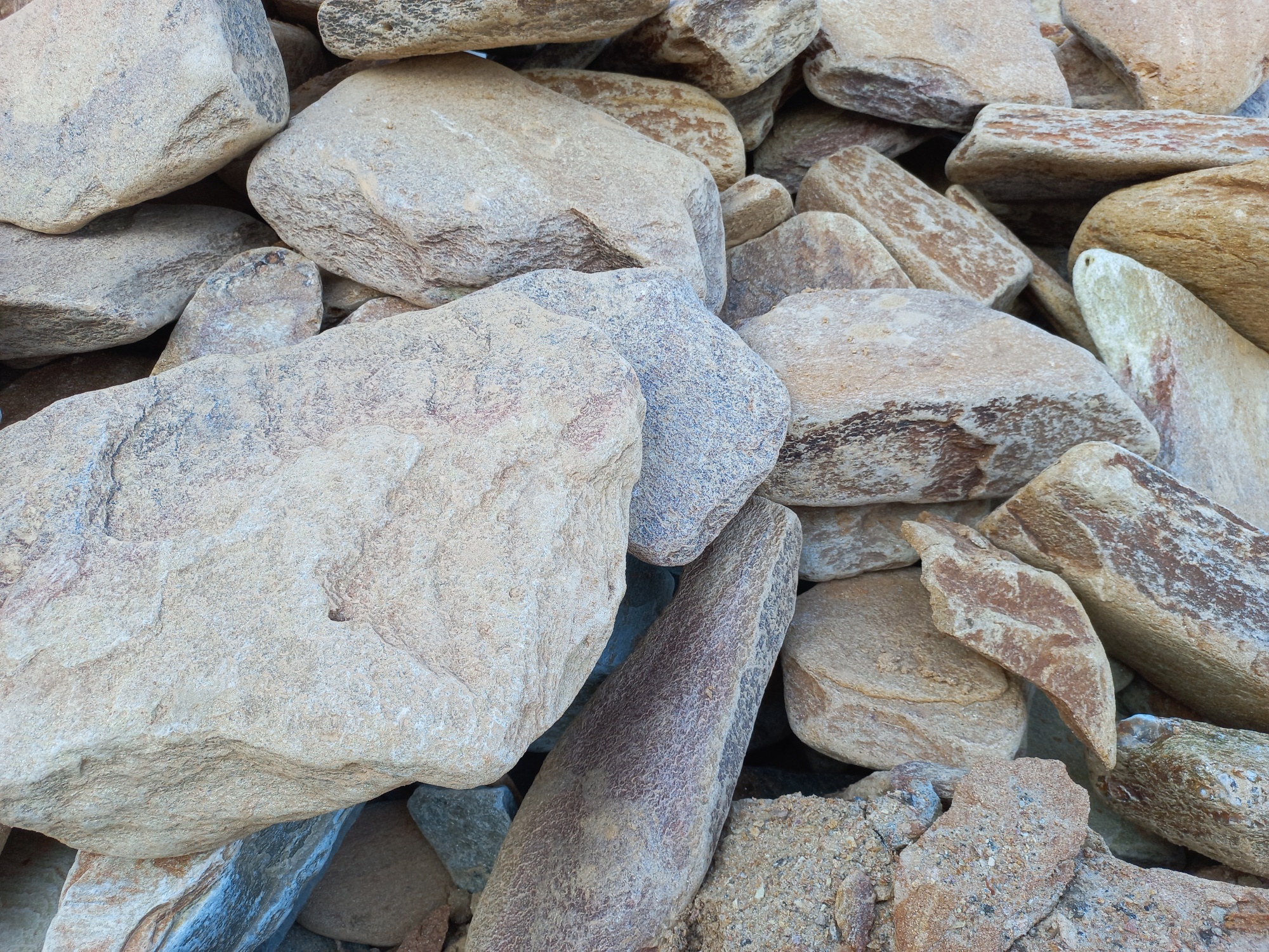 Златолит жёлтый, жёлто-зелёный глыбки и валуны для ланшафтного дизайна купить в Краснодарском крае