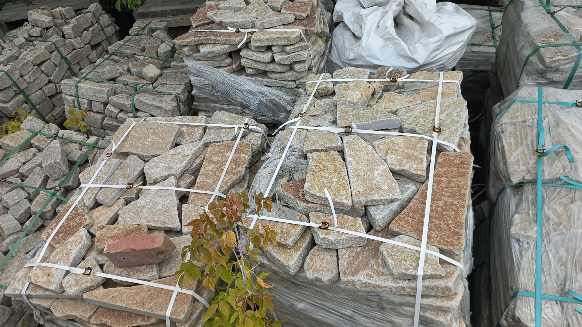 Плитняк гранитный галтованный купить в Краснодарском крае