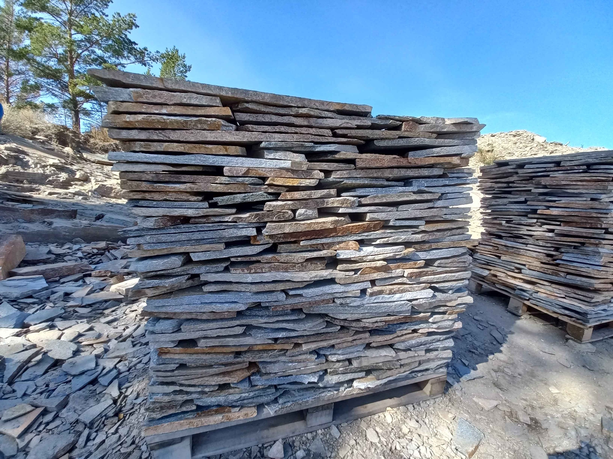 Плитняк златолит серебристый для фасада купить в Краснодарском крае