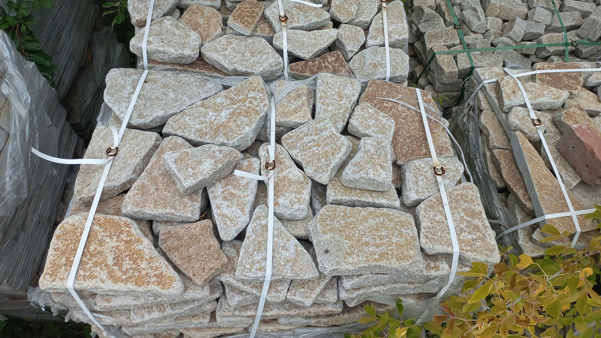 Плитняк галтованный гранитный для ландшафтного дизайна купить в Краснодарском крае