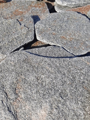 Златолит серебристый галтованный для лестниц купить в Краснодарском крае