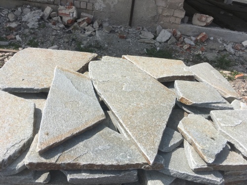 Златолит серебристый галтованный для лестниц купить в Краснодарском крае